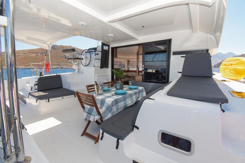 Book yachts online - catamaran - Lagoon 42 - Aenaos - rent