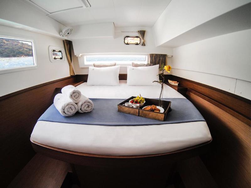 Book yachts online - catamaran - Lagoon 42 - BLUE STEEL (generator, air condition, water maker, 1 SUP free of charge, undewater lights) - rent