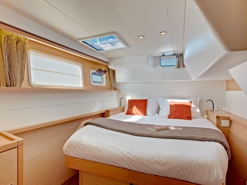 Book yachts online - catamaran - Lagoon 450  Flybridge - ZACAPA (generator, air condition, water maker, 2 SUP free of charge) - rent