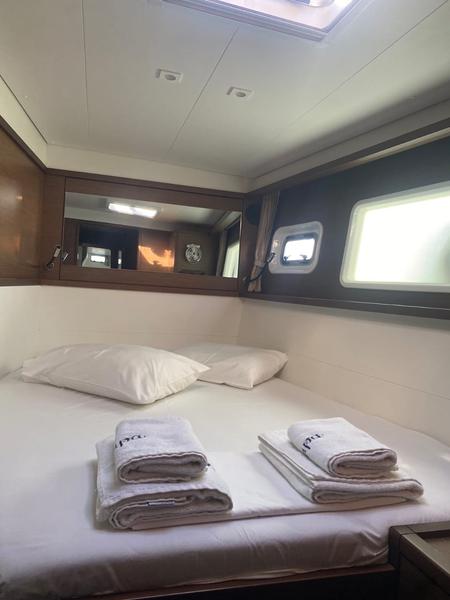 Book yachts online - catamaran - Lagoon 450  Flybridge - ZACAPA (generator, air condition, water maker, 2 SUP free of charge) - rent