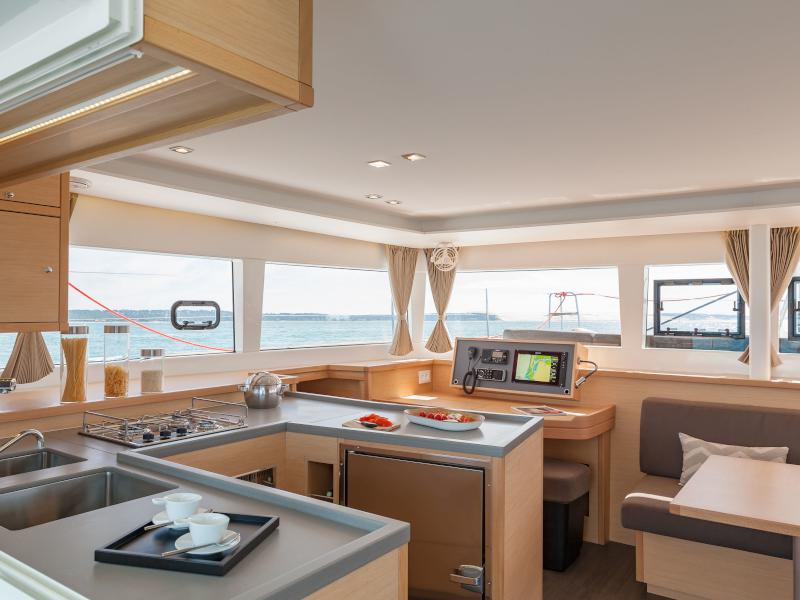 Book yachts online - catamaran - Lagoon 450  Flybridge - ZACAPA (generator, air condition, water maker, 2 SUP free of charge) - rent