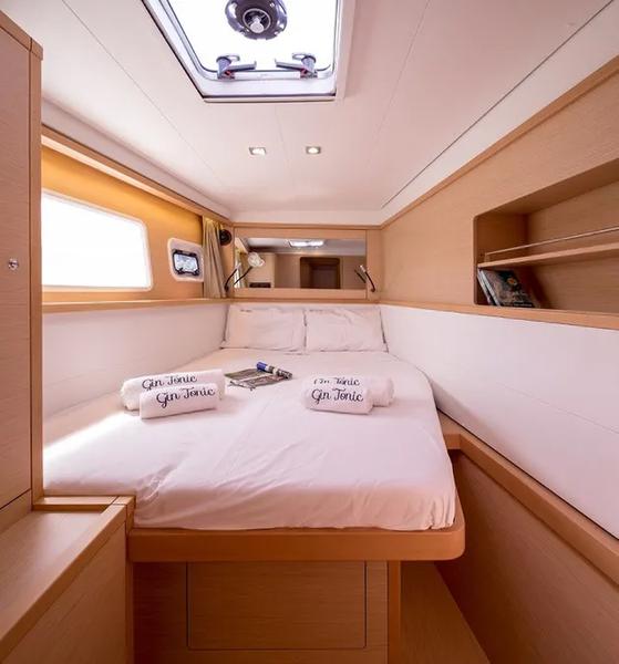 Book yachts online - catamaran - Lagoon 450  Fly - GIN TONIC (generator, air condition, water maker, bowthruster, 2 SUP free of charge) - rent