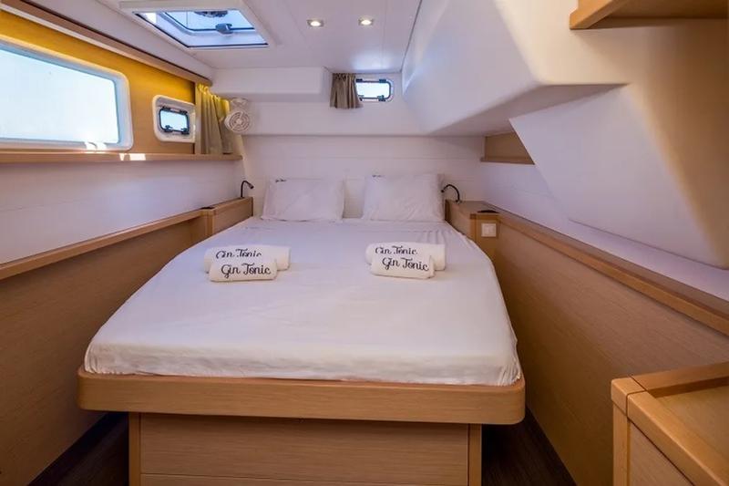 Book yachts online - catamaran - Lagoon 450  Fly - GIN TONIC (generator, air condition, water maker, bowthruster, 2 SUP free of charge) - rent