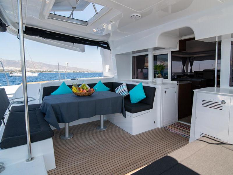 Book yachts online - catamaran - Lagoon 450  Flybridge - ANNIE (generator, air condition, water maker, 2 SUP free of charge) - rent