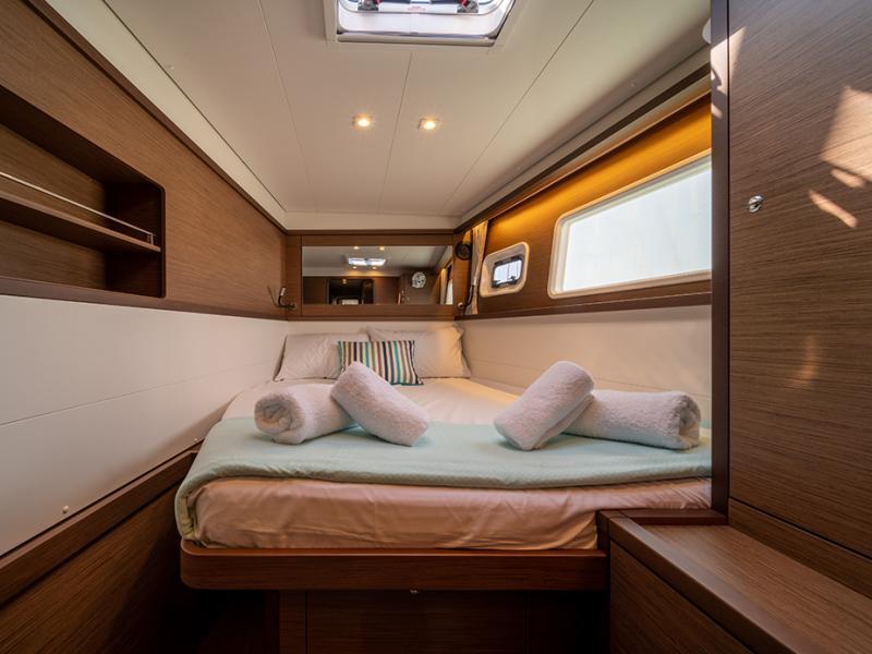 Book yachts online - catamaran - Lagoon 450  Flybridge - ANNIE (generator, air condition, water maker, 2 SUP free of charge) - rent