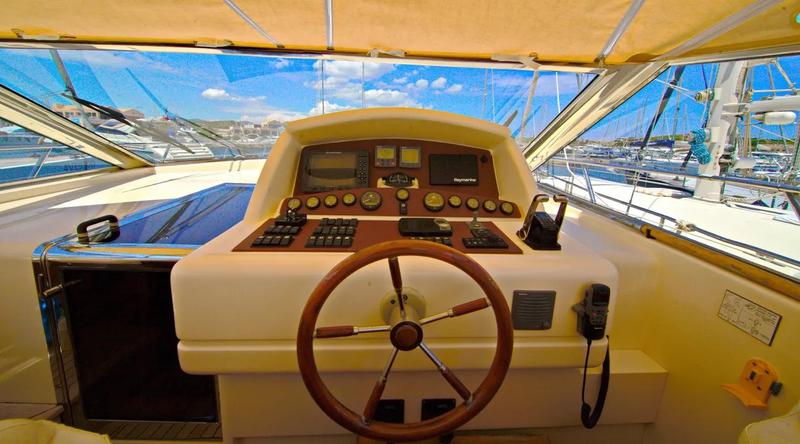 Book yachts online - motorboat - Gianneti 55 Sport - Remode - rent