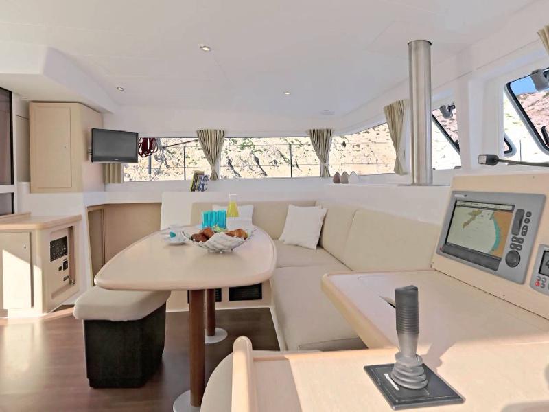 Book yachts online - catamaran - Lagoon 400 S2 - Esmeralda - rent