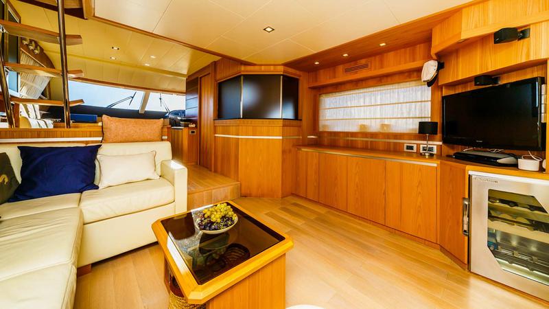 Book yachts online - motorboat - Cayman 70 - Secret Life - rent