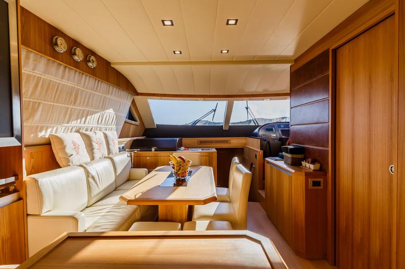 Book yachts online - motorboat - Cayman 70 - Secret Life - rent