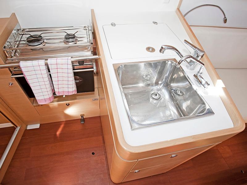 Book yachts online - sailboat - First 35 - NIKE - rent