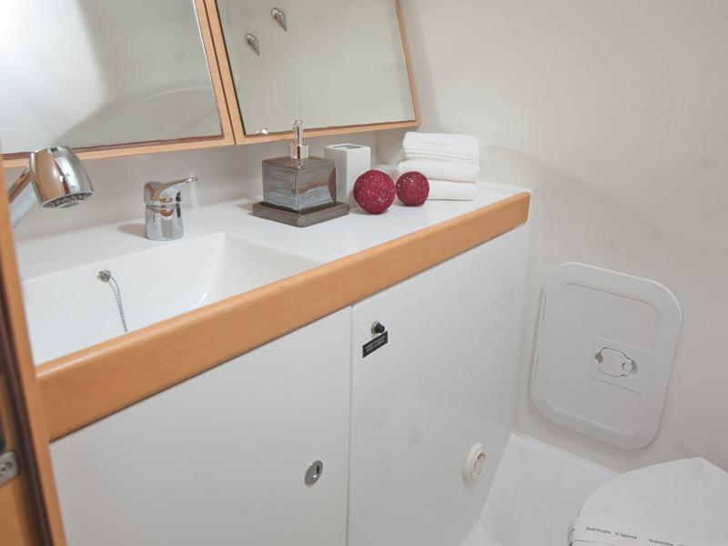 Book yachts online - sailboat - First 35 - NIKE - rent