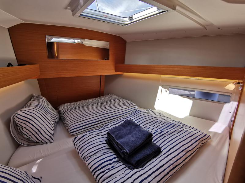 Book yachts online - sailboat - Dufour 390 Grand Large - Antares - rent