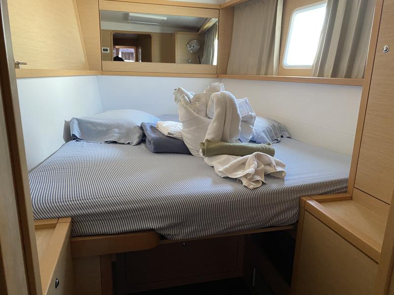 Book yachts online - catamaran - Lagoon 450F/4 cab - Pyrosea - rent