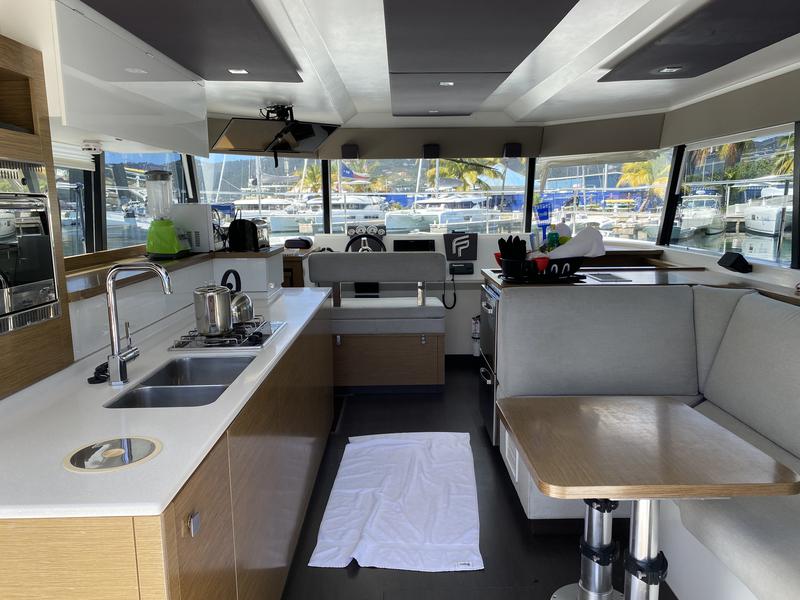 Book yachts online - powercatamaran - FP MY37 - Stolen Booty - rent