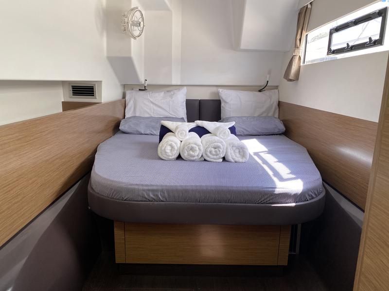 Book yachts online - powercatamaran - FP MY37 - Stolen Booty - rent