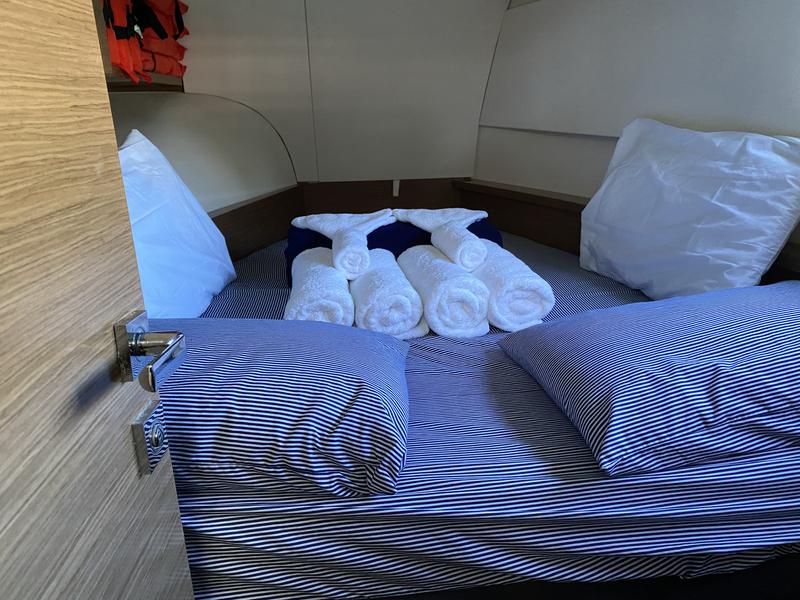 Book yachts online - powercatamaran - FP MY37 - Stolen Booty - rent