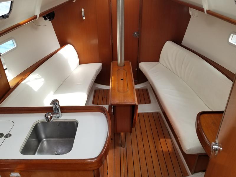 Book yachts online - sailboat - Beneteau Oceanis 32 - Anastasia - rent