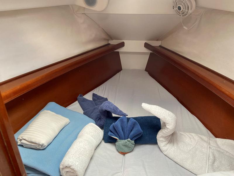 Book yachts online - sailboat - Beneteau Oceanis 32 - Anastasia - rent