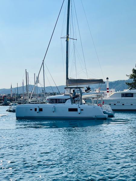 Book yachts online - catamaran - Lagoon 42 - Liquid Asset - rent