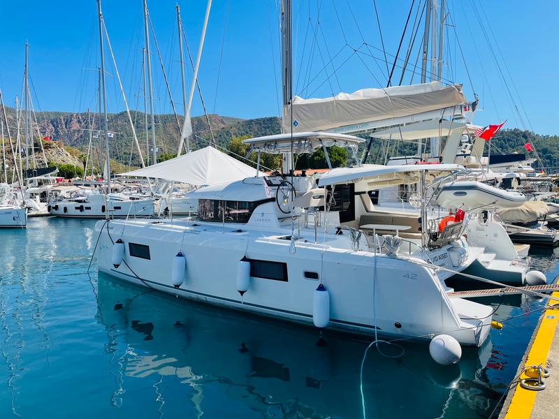 Book yachts online - catamaran - Lagoon 42 - Liquid Asset - rent
