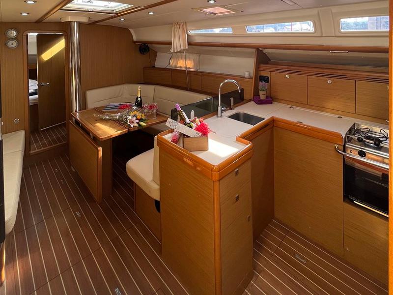 Book yachts online - sailboat - Sun Odyssey 42 i Performance - Waterproof - rent