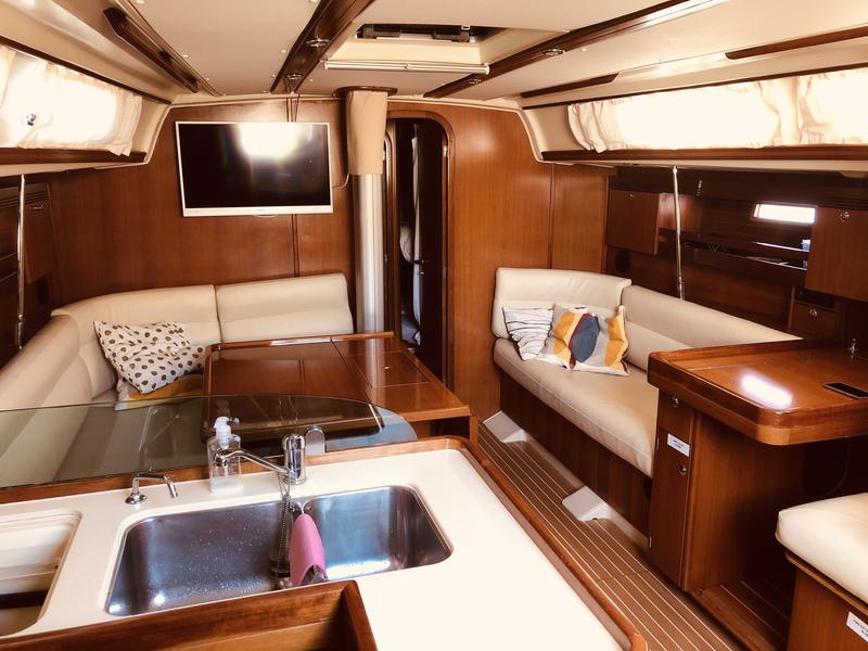 Book yachts online - sailboat - Dufour 44 - Victoria 1 - Refit 2018 - rent