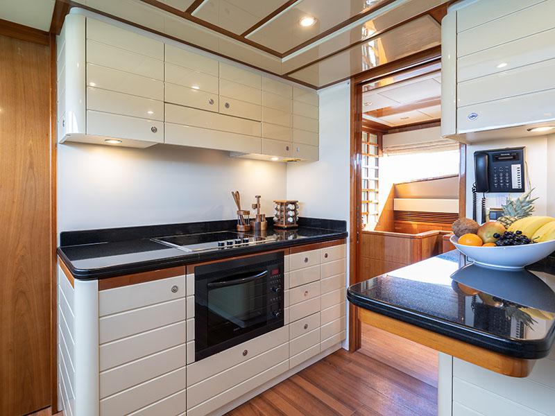 Book yachts online - motorboat - Ferretti 880 - Estia YI - rent