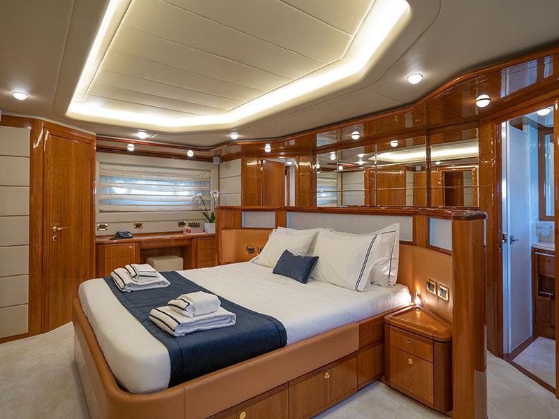 Book yachts online - motorboat - Ferretti 880 - Estia YI - rent