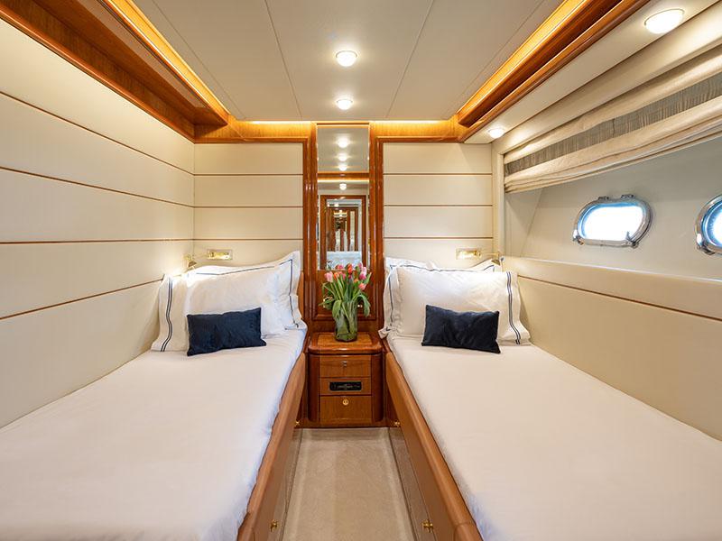 Book yachts online - motorboat - Ferretti 880 - Estia YI - rent