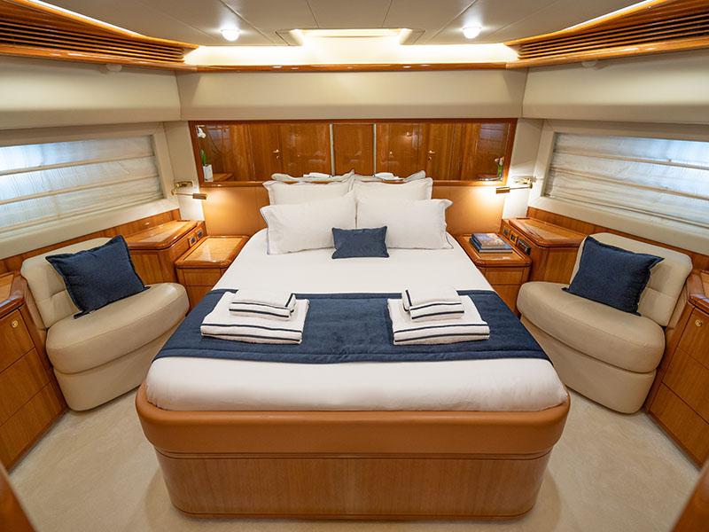 Book yachts online - motorboat - Ferretti 880 - Estia YI - rent