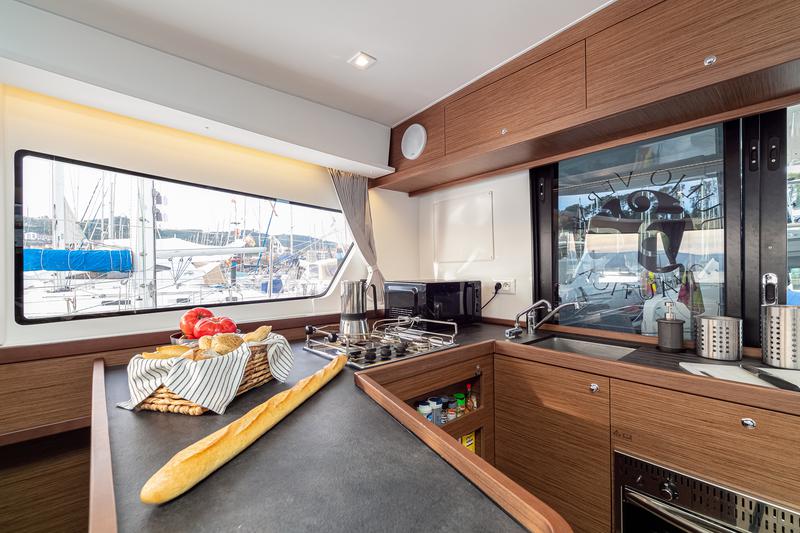 Book yachts online - catamaran - Lagoon 42 - Verne - rent