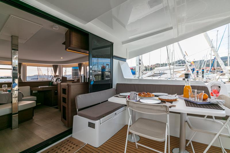 Book yachts online - catamaran - Lagoon 42 - Verne - rent