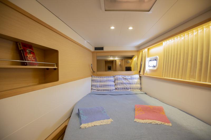 Book yachts online - catamaran - Lagoon 450 - La Luna-1 - rent