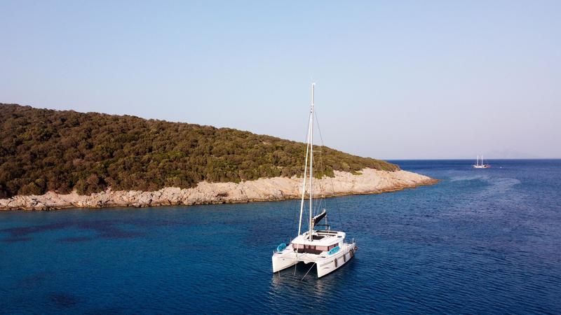 Book yachts online - catamaran - Lagoon 450 - La Luna-1 - rent