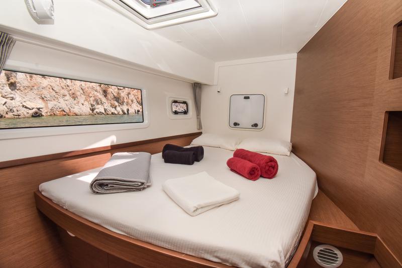 Book yachts online - catamaran - Lagoon 42 - Aenaos - rent