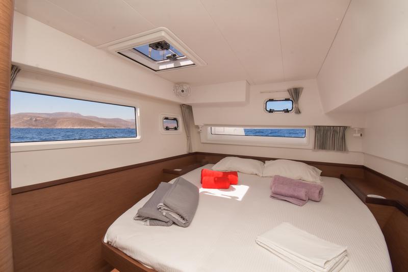 Book yachts online - catamaran - Lagoon 42 - Aenaos - rent