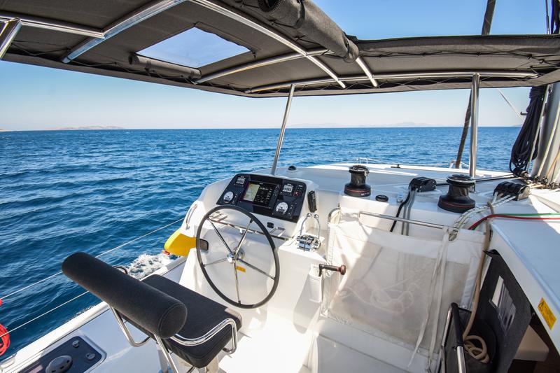 Book yachts online - catamaran - Lagoon 42 - Aenaos - rent