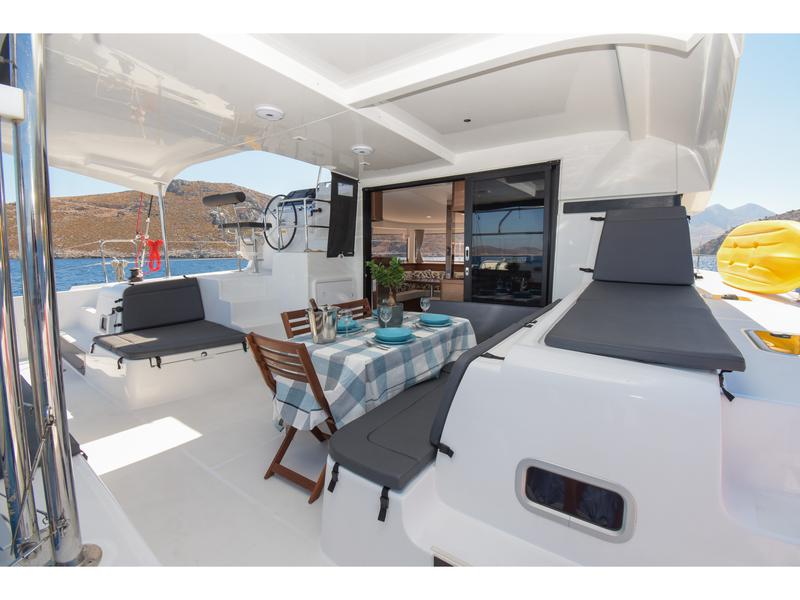 Book yachts online - catamaran - Lagoon 42 - Aenaos - rent