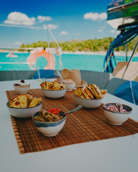 Book yachts online - catamaran - Lagoon 380 - Caramela - rent