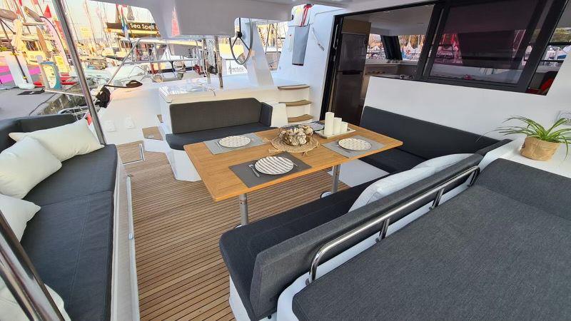 Book yachts online - catamaran - Aventura 37 - Manalua - rent