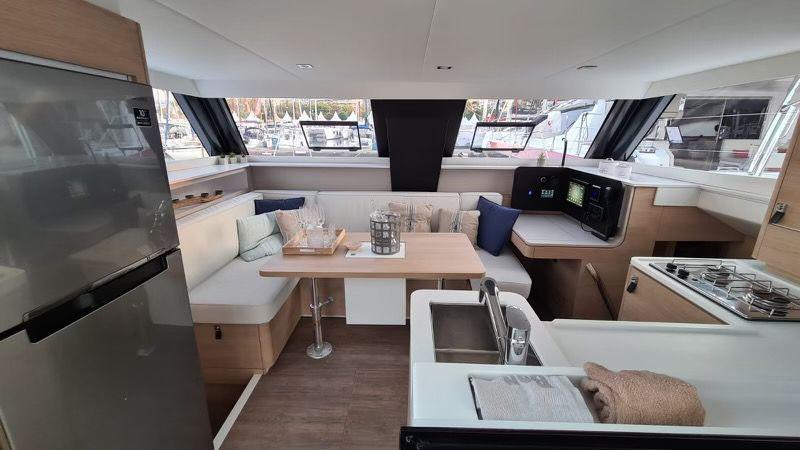 Book yachts online - catamaran - Aventura 37 - Manalua - rent