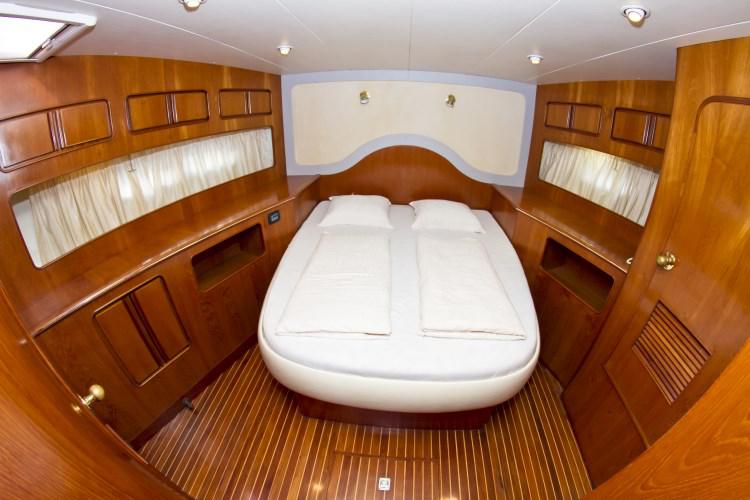Book yachts online - motorboat - Yaretti 1910 - Royal  - rent