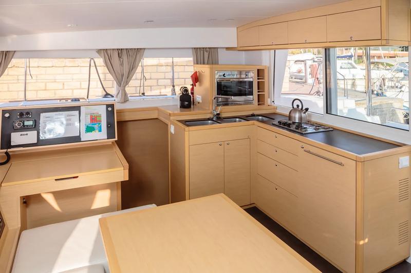 Book yachts online - catamaran - Lagoon 400 S2 - Auster - rent