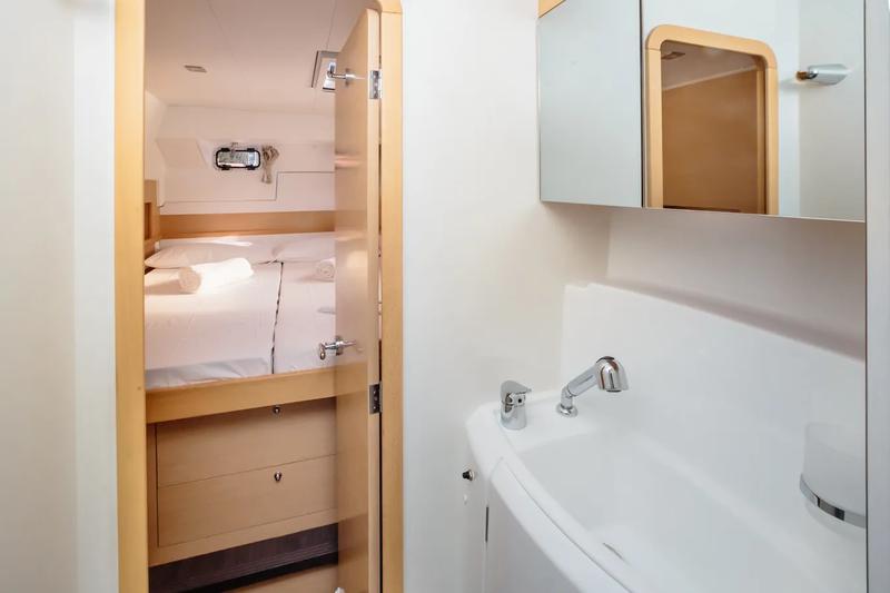 Book yachts online - catamaran - Lagoon 400 S2 - Auster - rent