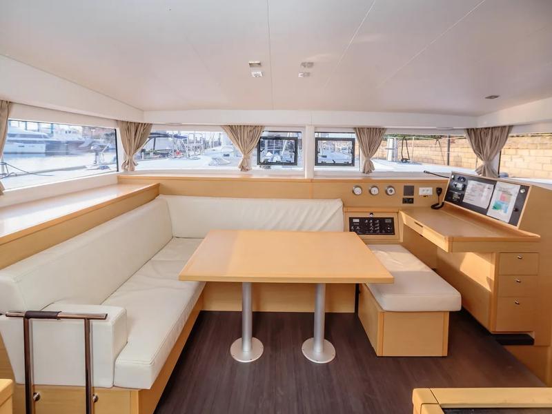Book yachts online - catamaran - Lagoon 400 S2 - Auster - rent