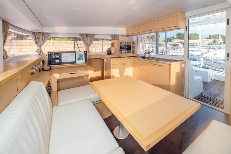 Book yachts online - catamaran - Lagoon 400 S2 - Auster - rent