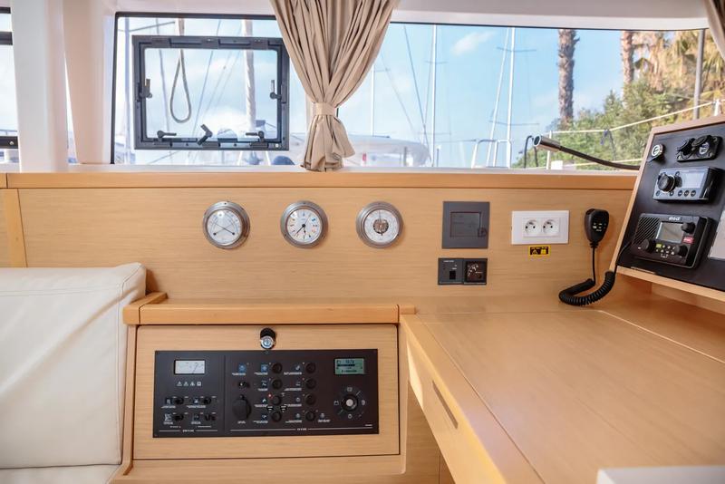 Book yachts online - catamaran - Lagoon 400 S2 - Auster - rent