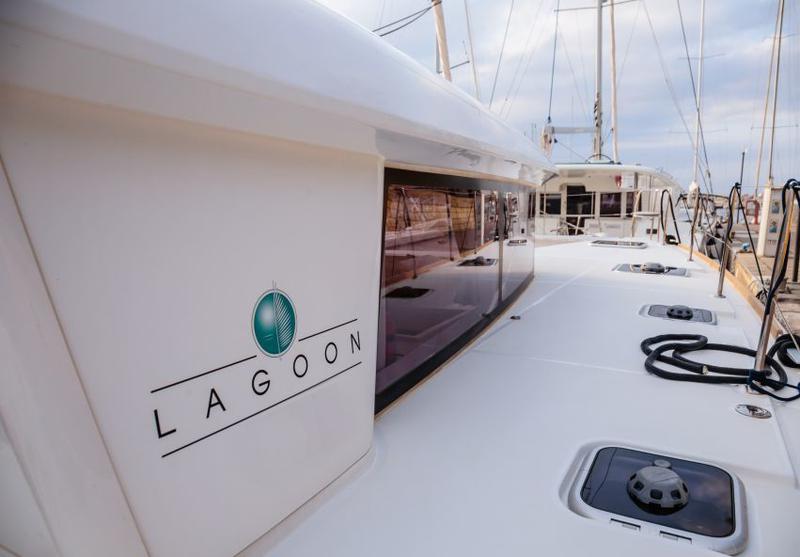 Book yachts online - catamaran - Lagoon 400 S2 - Auster - rent