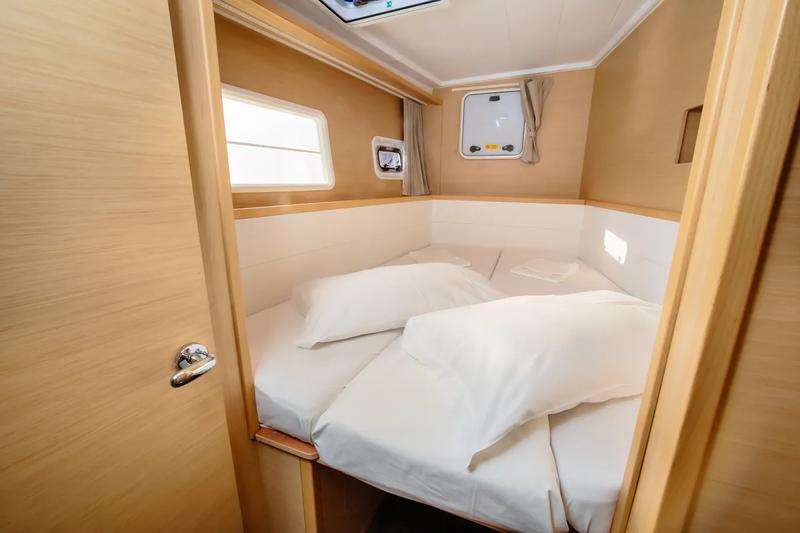 Book yachts online - catamaran - Lagoon 400 S2 - Auster - rent