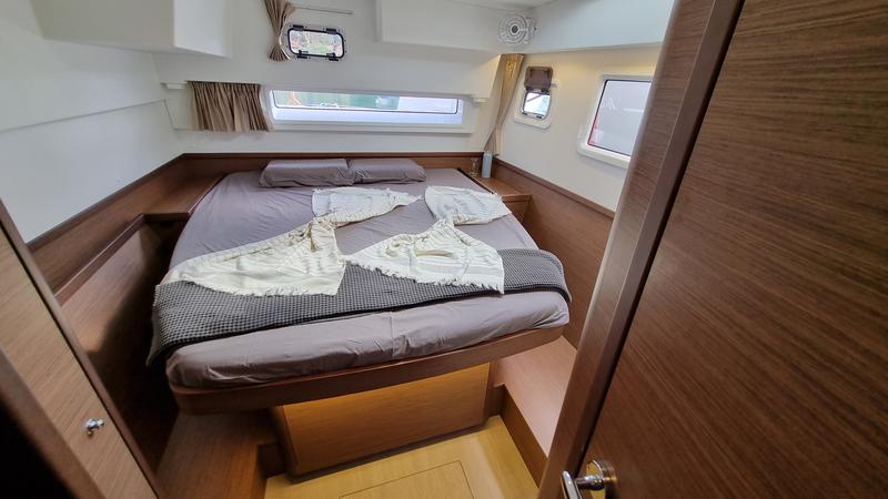 Book yachts online - catamaran - Lagoon 42 - 4 Cabin - Starz - rent